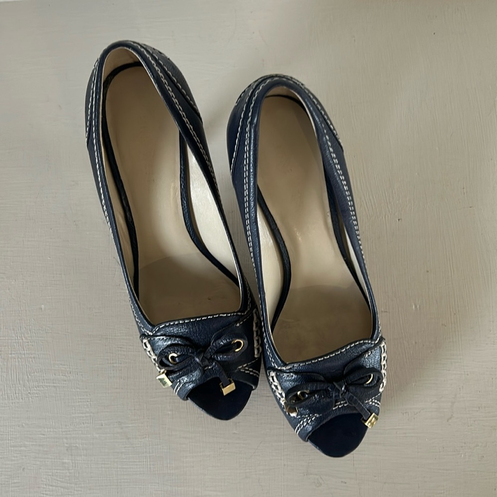 Nine West navy heels with bow and gold details